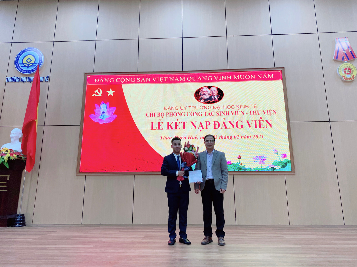 Được kết nạp Đảng khi đang là sinh viên.