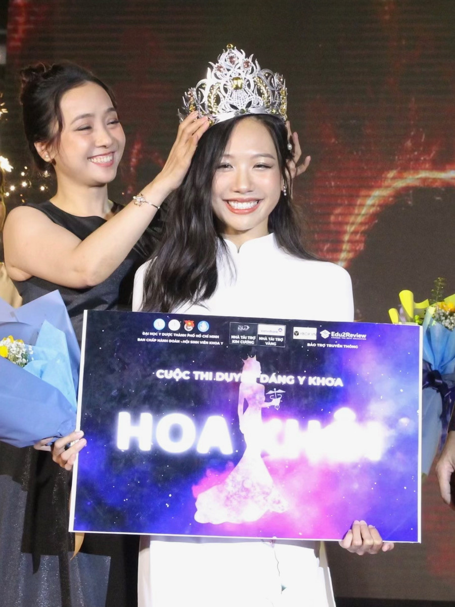 Khoảnh khắc đăng quang Hoa khôi “Duyên dáng Y khoa” năm 2022. Khoảnh khắc đăng quang Hoa khôi “Duyên dáng Y khoa” năm 2022.