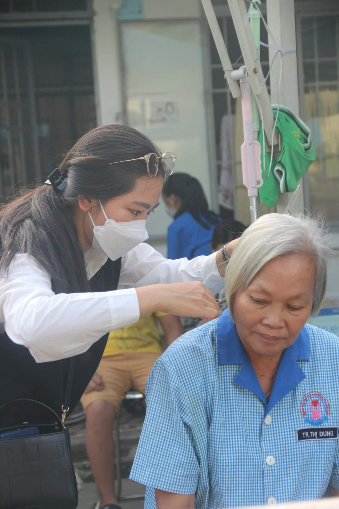 Mỹ Duyên chăm sóc người già neo đơn tại trung tâm bảo trợ xã hội tỉnh Khánh Hòa.