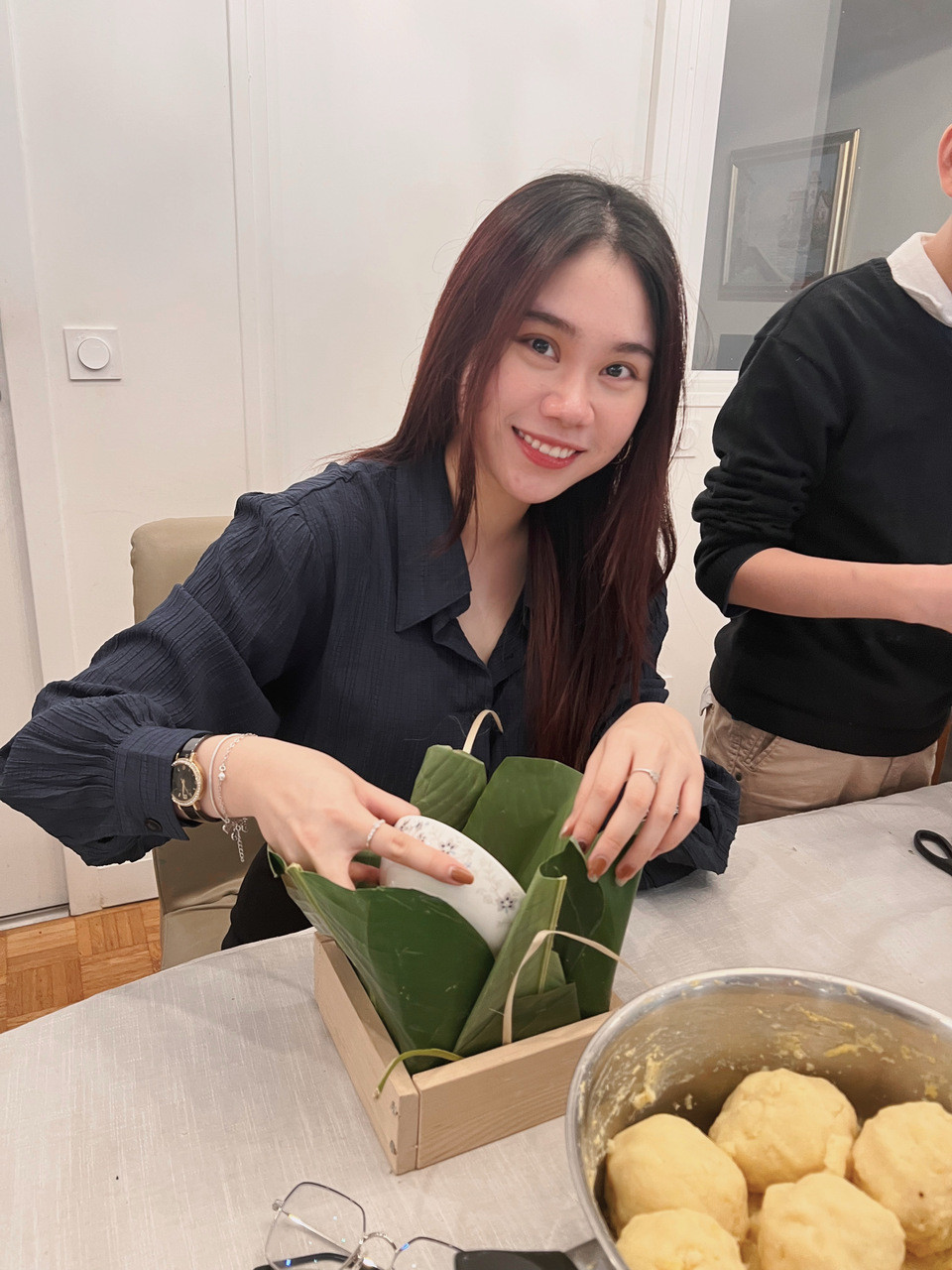 Thục Anh gói bánh chưng đón Tết 2023 tại Paris.