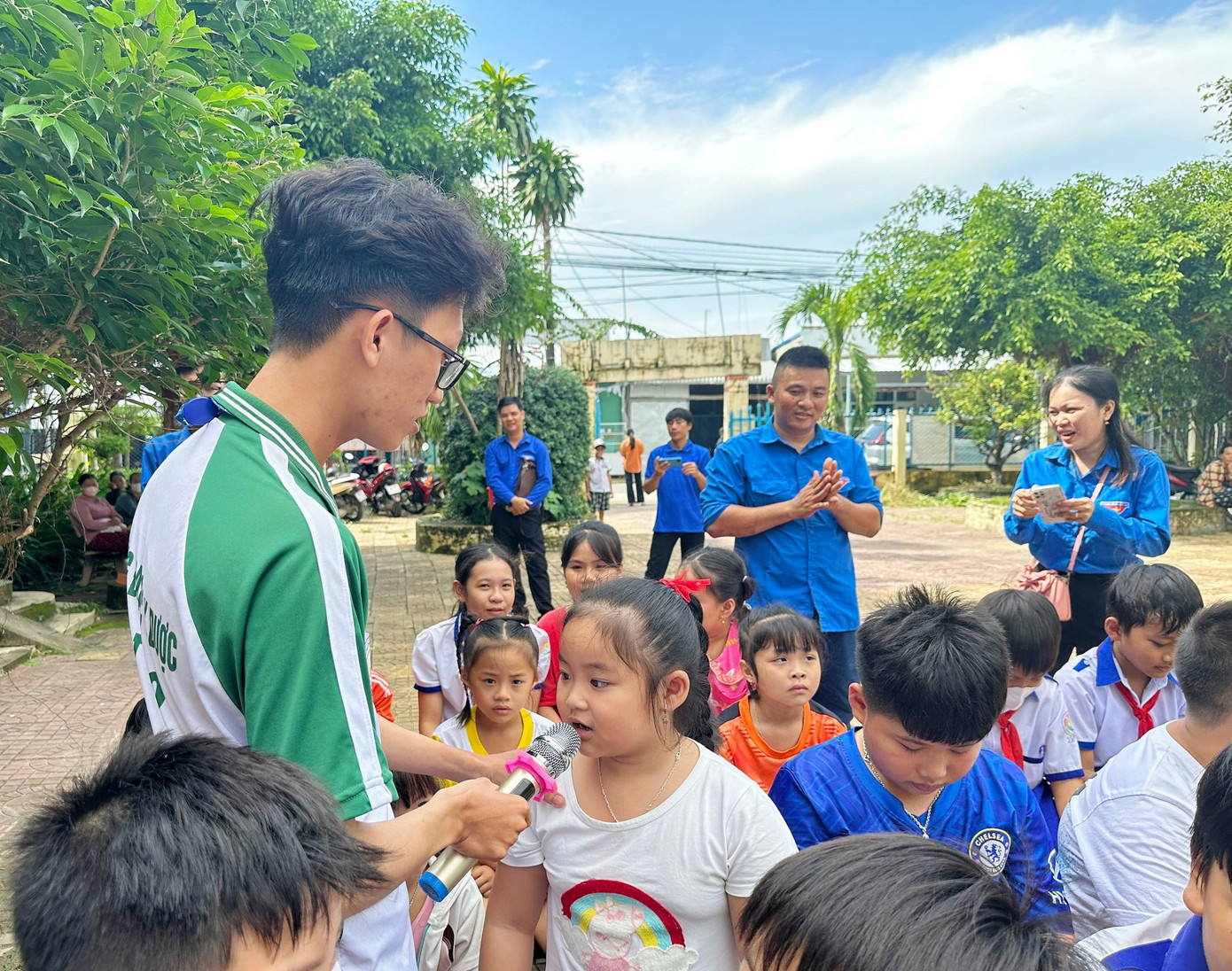 Quang Phú trong hoạt động tình nguyện “Mùa hè xanh” tại xã Vĩnh Thuận, huyện Vĩnh Thuận, tỉnh Kiên Giang ngày 24/07/2023 vừa qua. Quang Phú trong hoạt động tình nguyện “Mùa hè xanh” tại xã Vĩnh Thuận, huyện Vĩnh Thuận, tỉnh Kiên Giang ngày 24/07/2023 vừa qua.