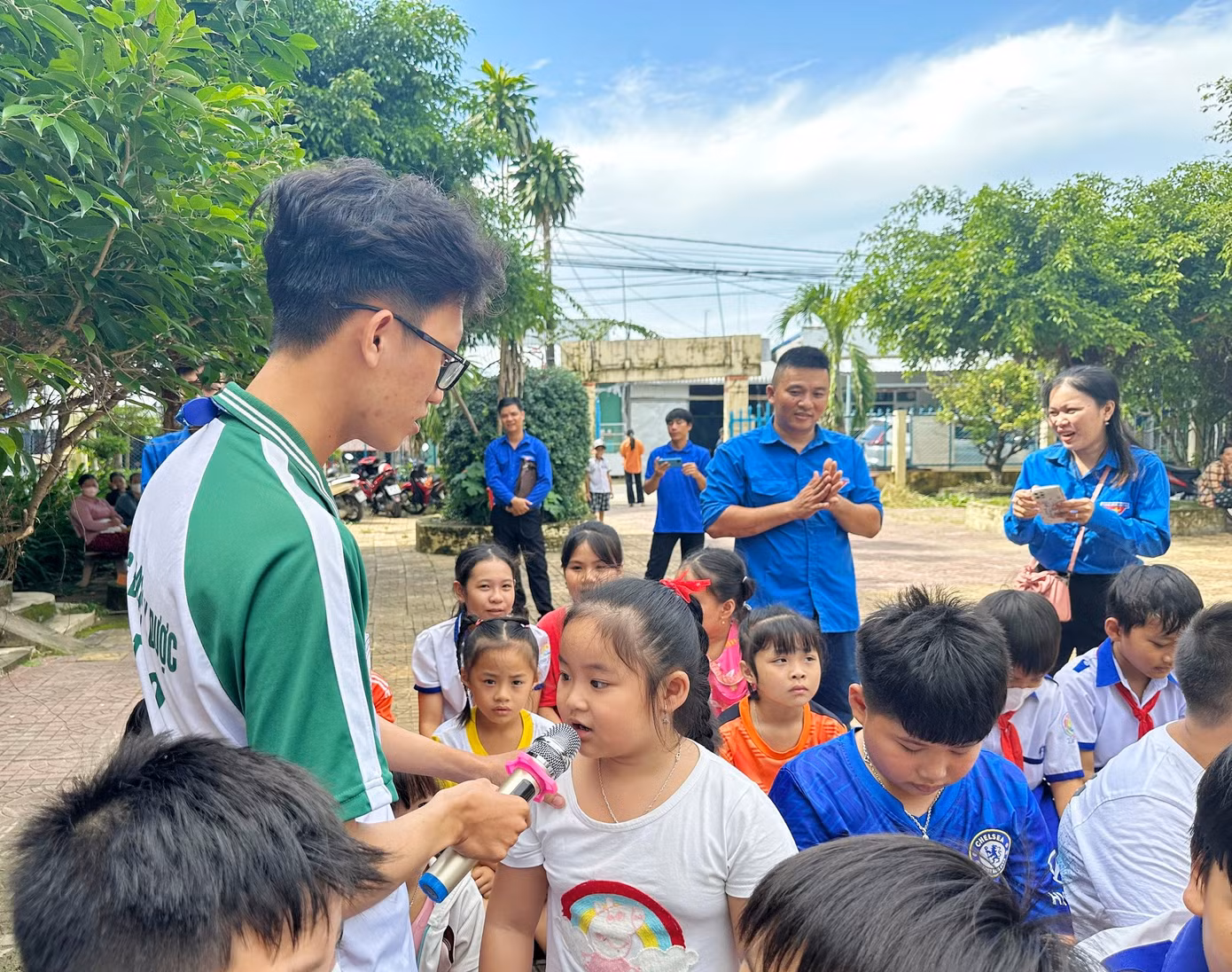 Quang Phú trong hoạt động tình nguyện “Mùa hè xanh” tại xã Vĩnh Thuận, huyện Vĩnh Thuận, tỉnh Kiên Giang ngày 24/07/2023 vừa qua. Quang Phú trong hoạt động tình nguyện “Mùa hè xanh” tại xã Vĩnh Thuận, huyện Vĩnh Thuận, tỉnh Kiên Giang ngày 24/07/2023 vừa qua.