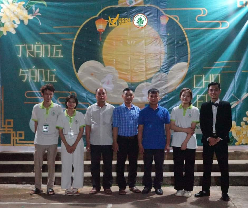 Bình An (ngoài cùng bên trái) tham gia chương trình tình nguyện Trăng sáng cho em cùng CLB Hoa Đá.