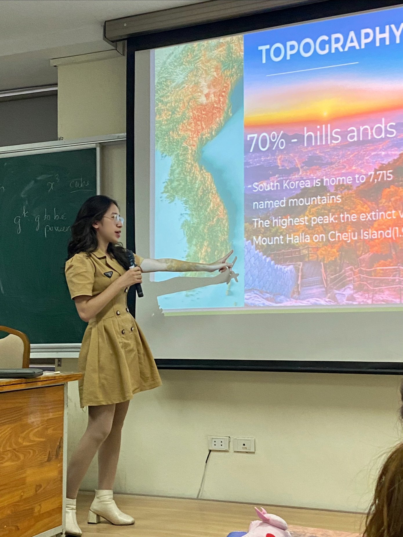 Cô nàng đã tự tin thuyết trình trước tập thể.