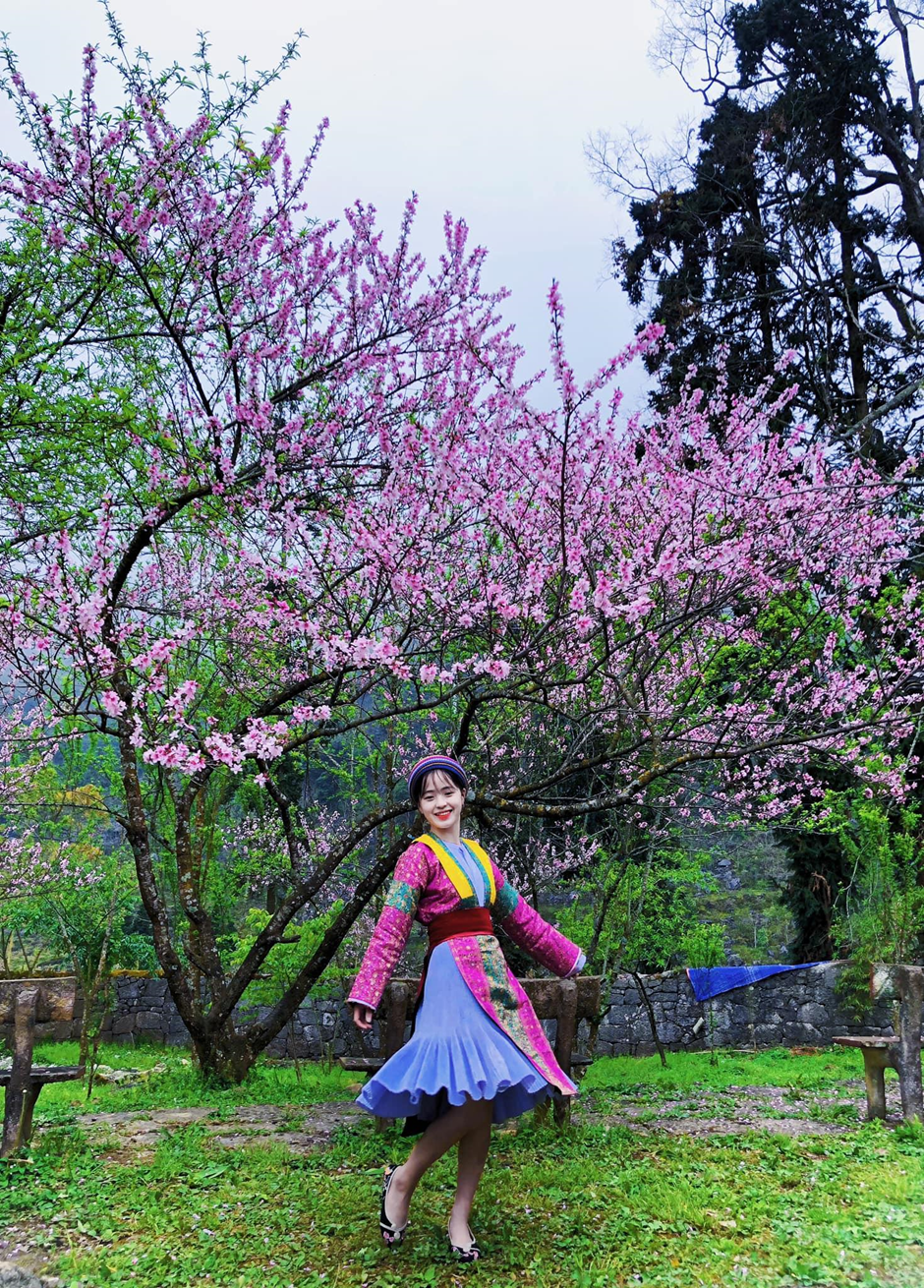 Sắc xuân tràn ngập trên khắp bản khi hoa đào nở rộ.