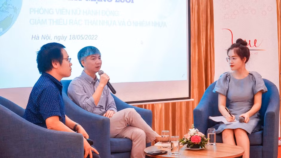 Hà đảm nhận vai trò MC trong Hội thảo Giới thiệu dự án &amp; ra mắt mạng lưới "Phóng viên nữ hành động giảm thiểu rác thải nhựa và ô nhiễm nhựa" của Quỹ Vì Tầm Vóc Việt. (Ảnh: NVCC)