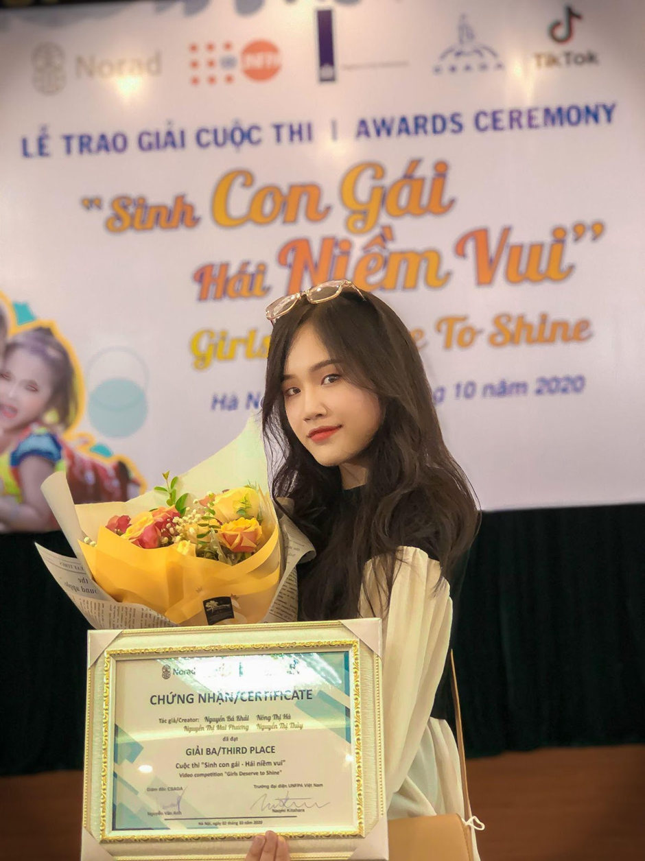 Nhận giải thưởng cuộc thi “Sinh con gái - Hái niềm vui”. (Ảnh: NVCC) Nhận giải thưởng cuộc thi “Sinh con gái - Hái niềm vui”. (Ảnh: NVCC)