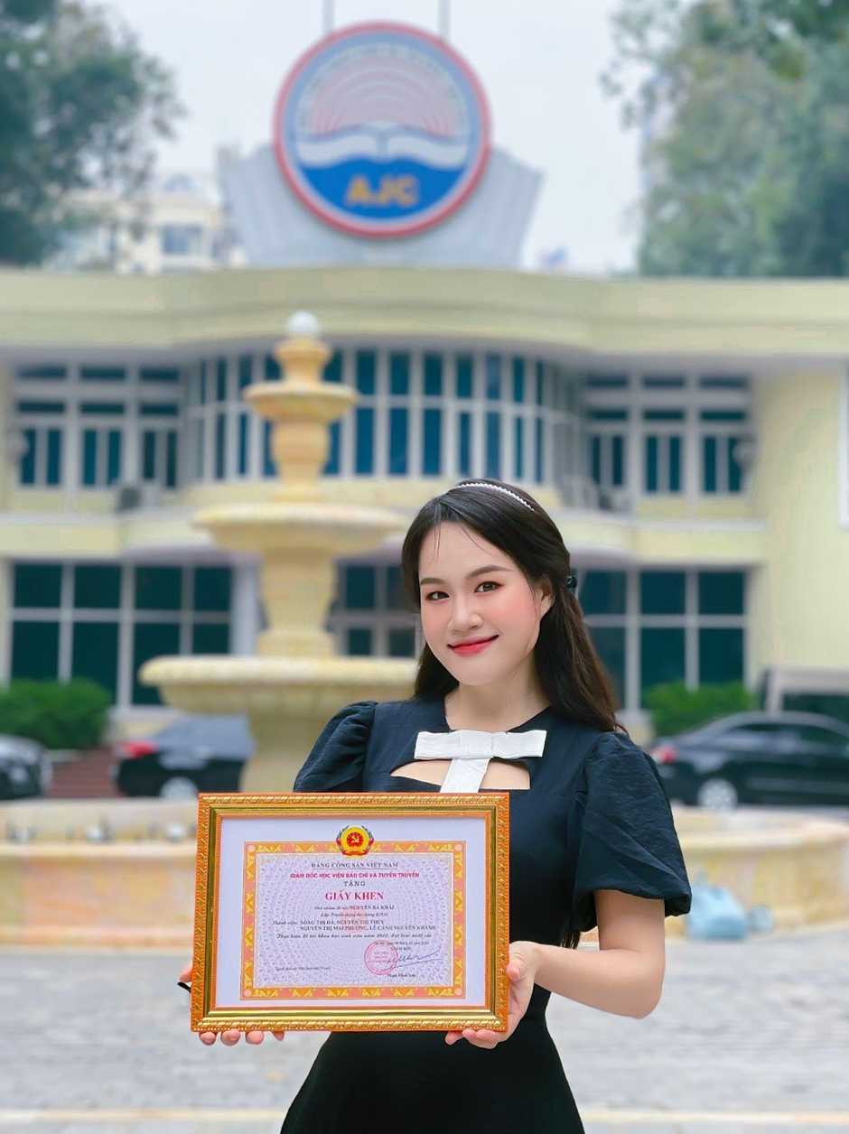 Nhận giấy khen đề tài nghiên cứu khoa học xuất sắc của Giám đốc Học viện Báo chí và Tuyên truyền. (Ảnh: NVCC) Nhận giấy khen đề tài nghiên cứu khoa học xuất sắc của Giám đốc Học viện Báo chí và Tuyên truyền. (Ảnh: NVCC)