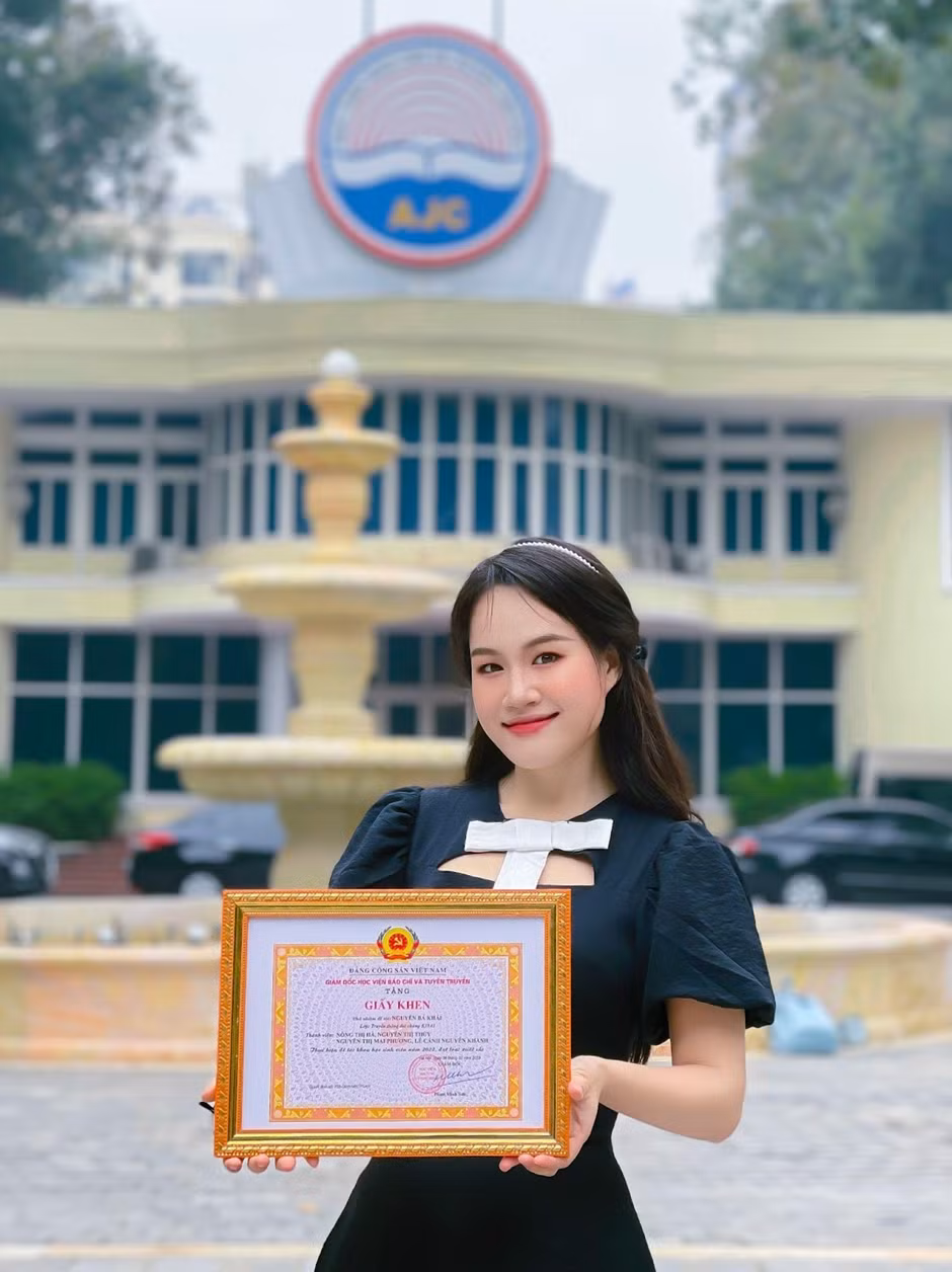 Nhận giấy khen đề tài nghiên cứu khoa học xuất sắc của Giám đốc Học viện Báo chí và Tuyên truyền. (Ảnh: NVCC)