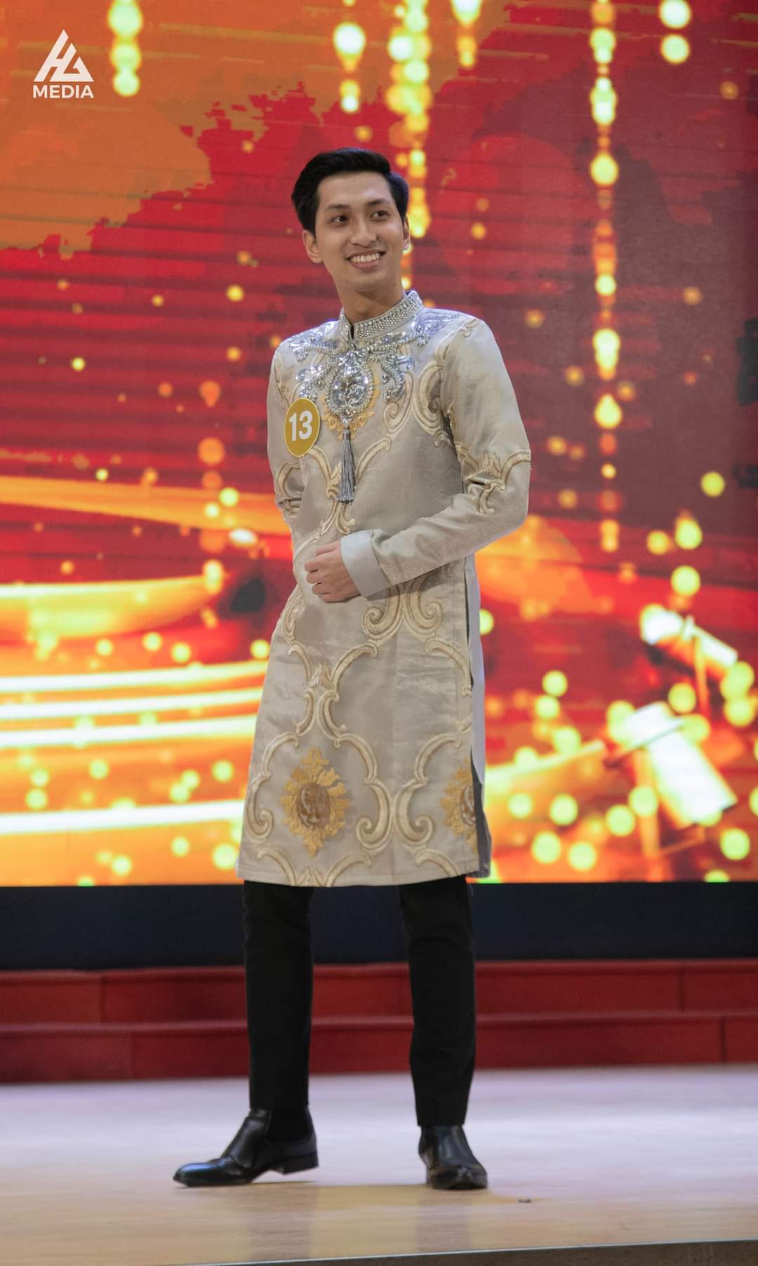 Nguyễn Đức Cả trong phần thi Bán kết của cuộc thi Sinh viên Thanh lịch 2022.