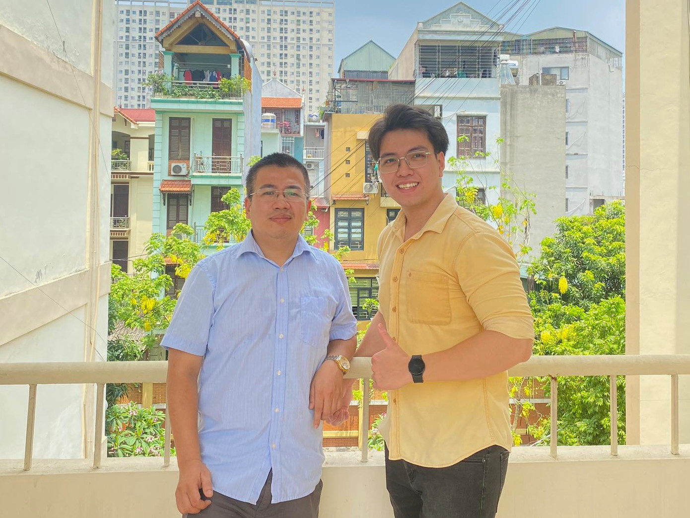 Quang Bảo và Tiến sĩ Đặng Thanh Tuấn, giảng viên khoa Hoá học, Trường Đại học Khoa học Tự nhiên, Đại học Quốc gia Hà Nội.