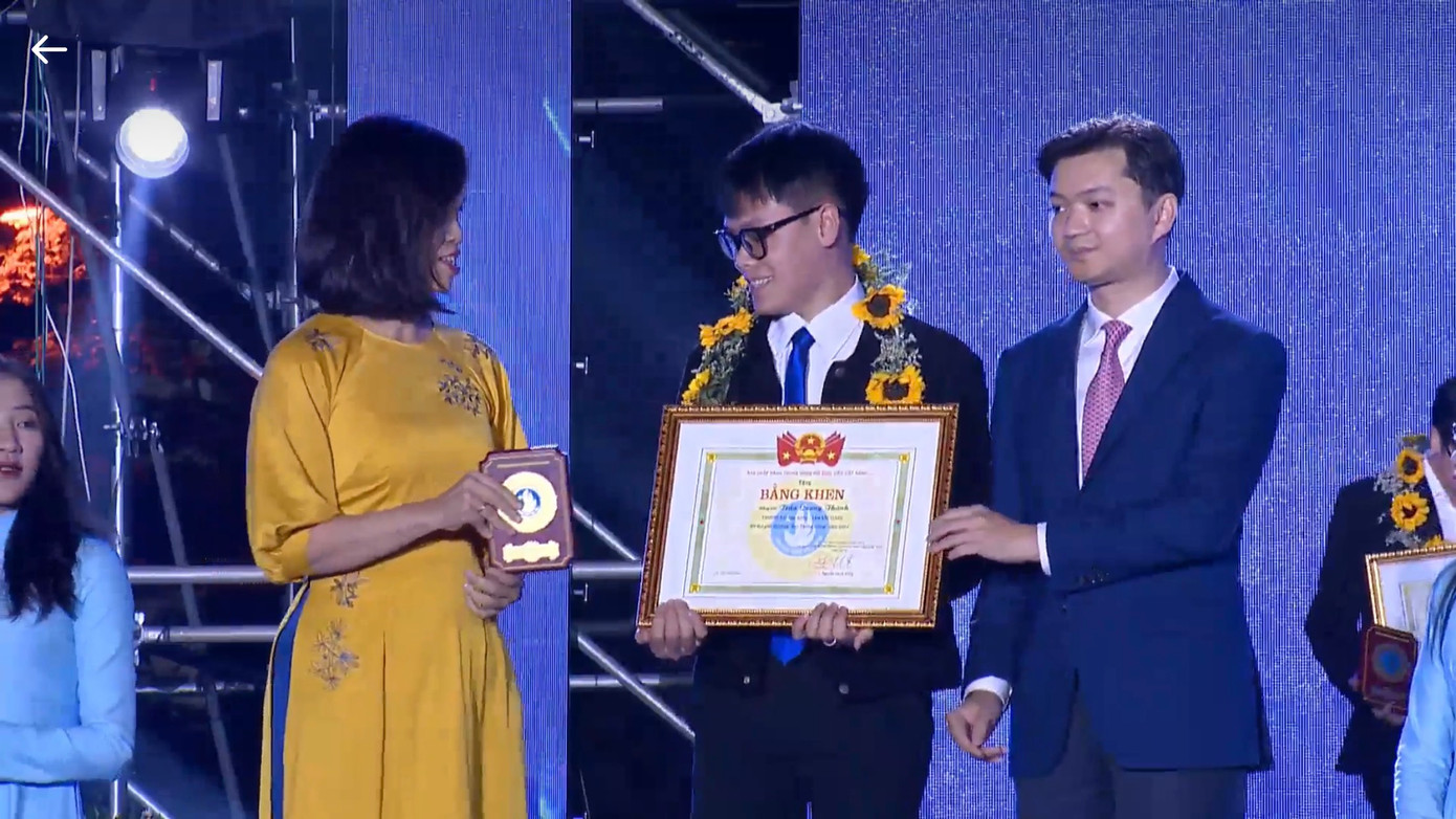 Quang Thành vinh dự được nhận Giải thưởng Sao Tháng Giêng 2022 cấp Trung ương do TW Hội Sinh viên Việt Nam trao tặng. Quang Thành vinh dự được nhận Giải thưởng Sao Tháng Giêng 2022 cấp Trung ương do TW Hội Sinh viên Việt Nam trao tặng.