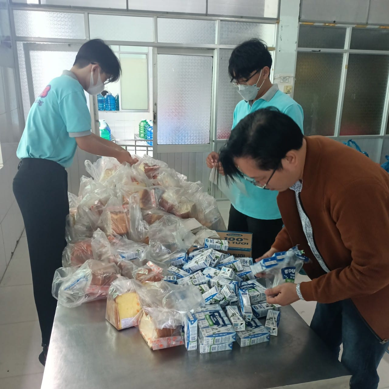 Những suất quà đầy tình yêu thương được L-CLUB chuẩn bị trong mỗi chuyến đi. Những suất quà đầy tình yêu thương được L-CLUB chuẩn bị trong mỗi chuyến đi.