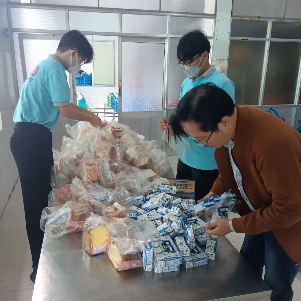 Những suất quà đầy tình yêu thương được L-CLUB chuẩn bị trong mỗi chuyến đi. Những suất quà đầy tình yêu thương được L-CLUB chuẩn bị trong mỗi chuyến đi.