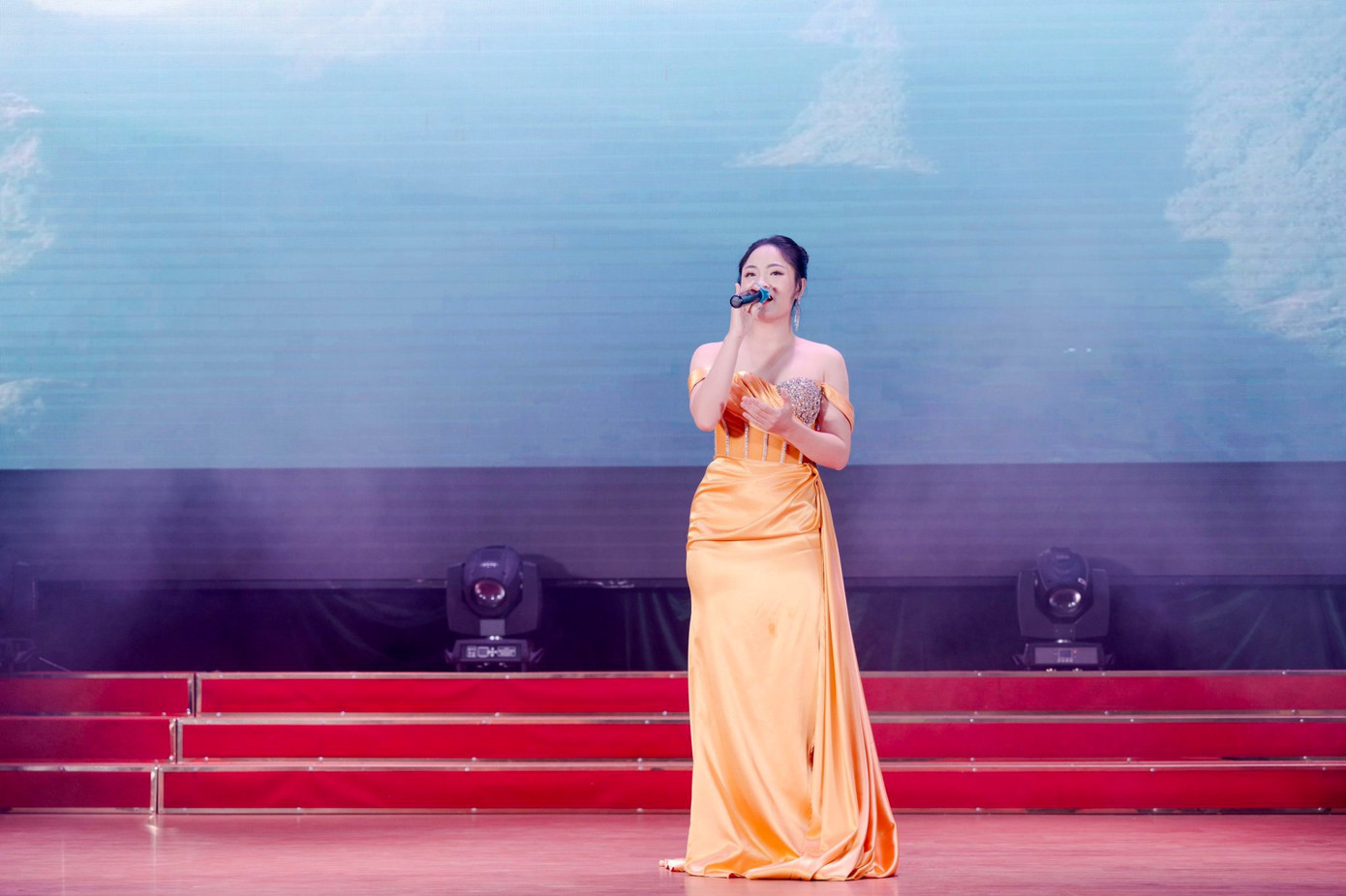 Sao Mai Thu Lương sở hữu chất giọng trong trẻo, cao vút khiến người nghe không khỏi trầm trồ. Sao Mai Thu Lương sở hữu chất giọng trong trẻo, cao vút khiến người nghe không khỏi trầm trồ.