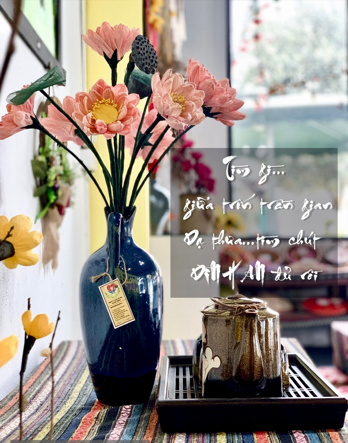 Các sản phẩm hoa giấy do các em nhỏ mắc chứng tự kỷ, khiếm thính chậm phát triển trí tuệ làm ra có giá dao động từ 10.000 đồng - 350.000 đồng. Các sản phẩm hoa giấy do các em nhỏ mắc chứng tự kỷ, khiếm thính chậm phát triển trí tuệ làm ra có giá dao động từ 10.000 đồng - 350.000 đồng.