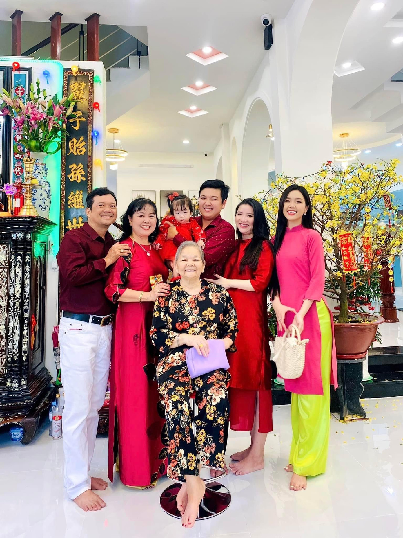 Mỹ Vân đón Tết cùng gia đình trong niềm vui hạnh phúc. Mỹ Vân đón Tết cùng gia đình trong niềm vui hạnh phúc.