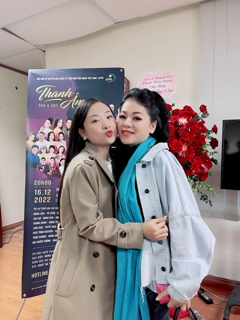 Minh Hằng và nghệ sĩ Anh Thơ.