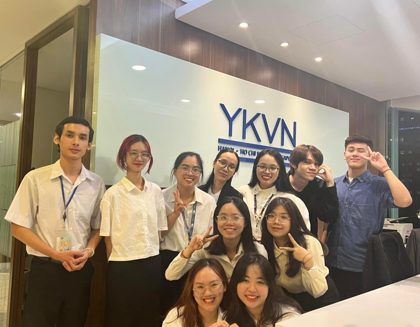 Huy (ngoài cùng bên phải) cùng các sinh viên đạt học bổng khuyến học YKVN. Huy (ngoài cùng bên phải) cùng các sinh viên đạt học bổng khuyến học YKVN.