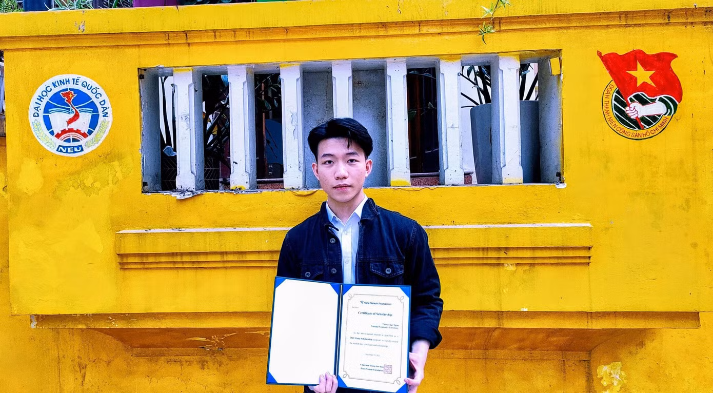 Hoài nhận Học bổng doanh nghiệp HANA Bank dành cho sinh viên xuất sắc.