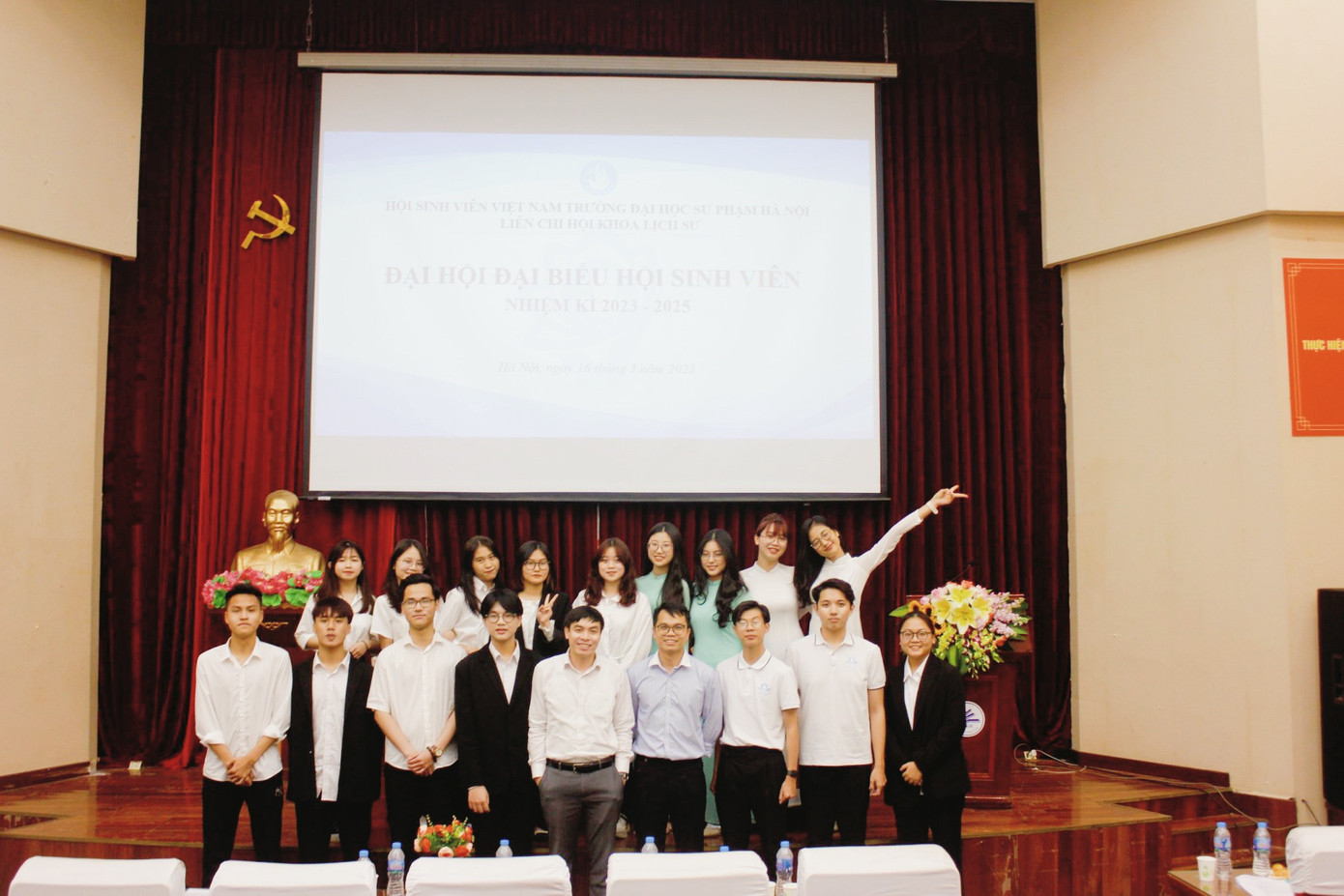 Quốc Khánh cùng các bạn sinh viên chụp ảnh lưu niệm với Ban Chủ nhiệm khoa, Hội Sinh viên trường và Liên chi Đoàn.