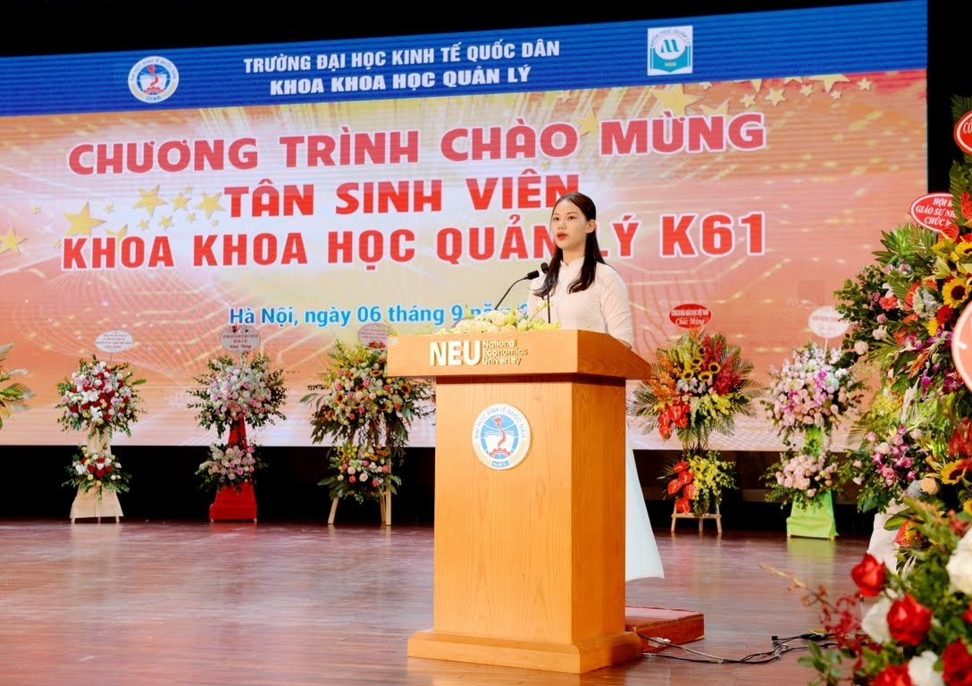 Nguyên Trang phát biểu với cương vị tân sinh viên khóa 61, trường ĐH Kinh tế Quốc dân (năm 2019).