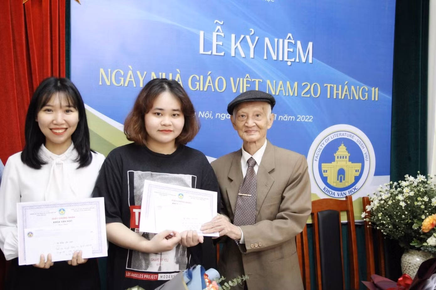 Phương Hoa (áo trắng) được GS.NGND Nguyễn Kim Đính trao Học bổng Văn khoa. Phương Hoa (áo trắng) được GS.NGND Nguyễn Kim Đính trao Học bổng Văn khoa.