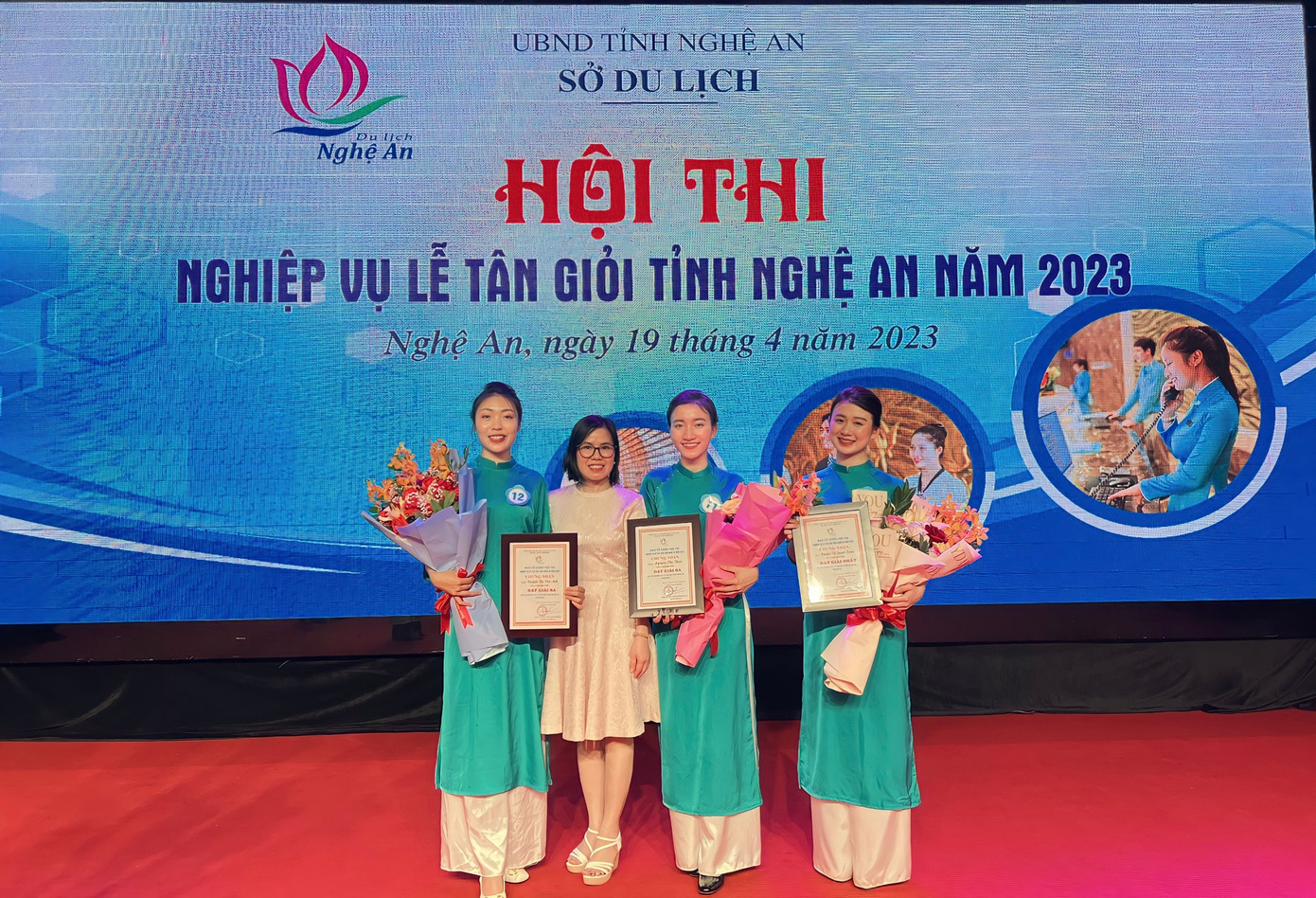 Vân Anh (bên trái), nhận giải thưởng tại Nghiệp vụ lễ tân giỏi tỉnh Nghệ An năm 2023.