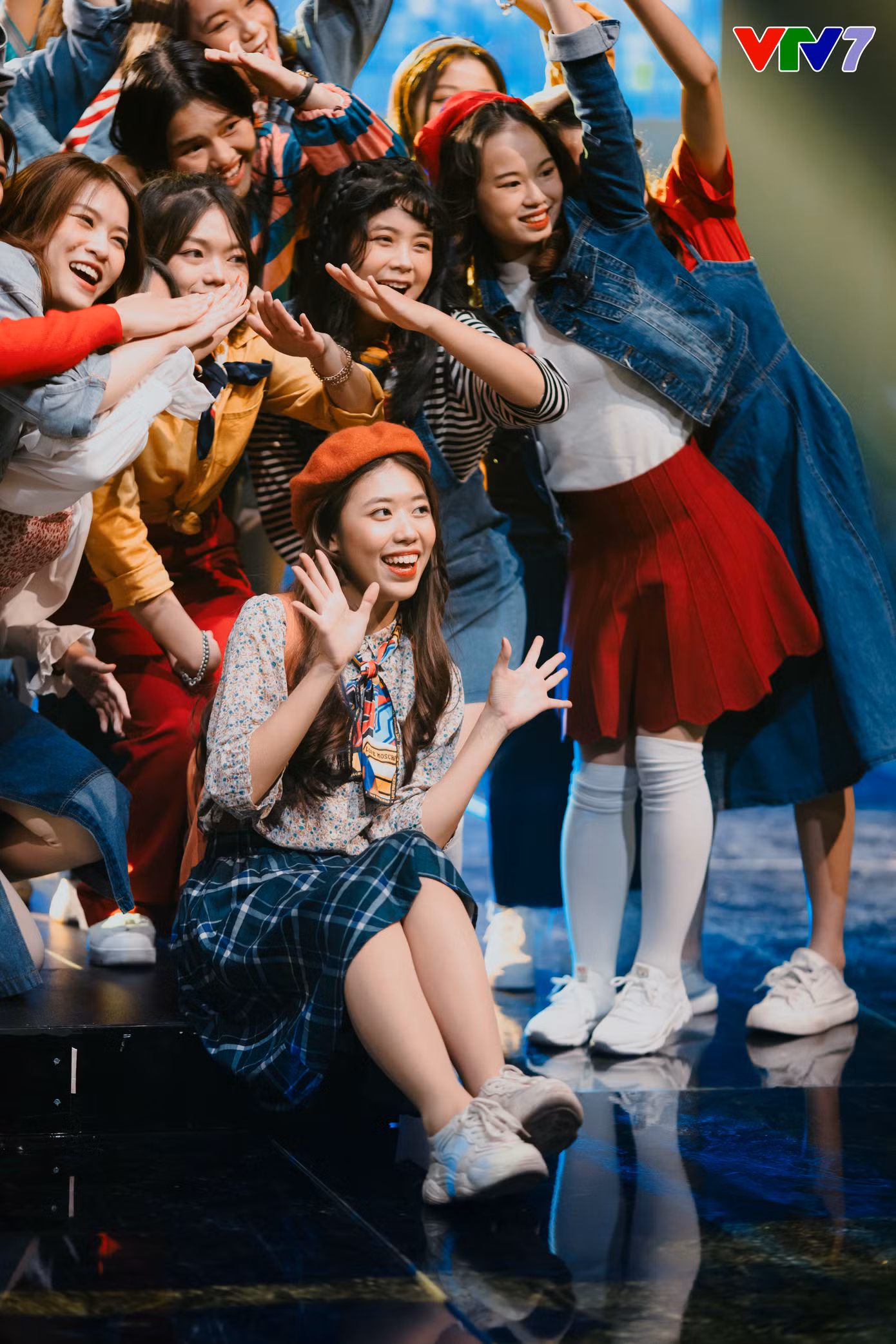 Bên cạnh đó, cô nàng cũng là thành viên quen mặt của 2 mùa Hòa Ca (VTV7). Bên cạnh đó, cô nàng cũng là thành viên quen mặt của 2 mùa Hòa Ca (VTV7).