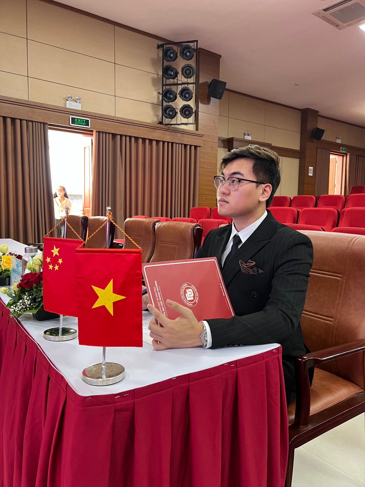 Mạnh Cường ghi chép, chuẩn bị làm MC tại ngày hội quốc tế tiếng Trung Quốc. Mạnh Cường ghi chép, chuẩn bị làm MC tại ngày hội quốc tế tiếng Trung Quốc.