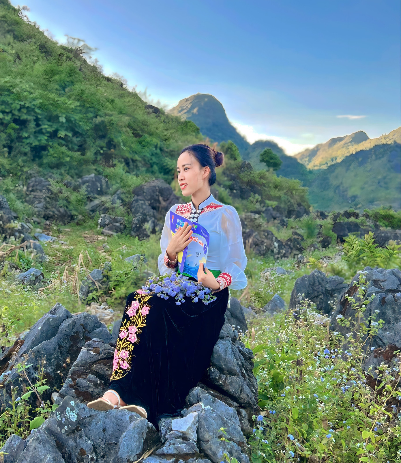 Không chỉ là một giáo viên trẻ dạy giỏi, cô Mai còn có nhiều tâm huyết trong việc giữ gìn, phát huy văn hóa truyền thống của đồng bào dân tộc thiểu số. Không chỉ là một giáo viên trẻ dạy giỏi, cô Mai còn có nhiều tâm huyết trong việc giữ gìn, phát huy văn hóa truyền thống của đồng bào dân tộc thiểu số.