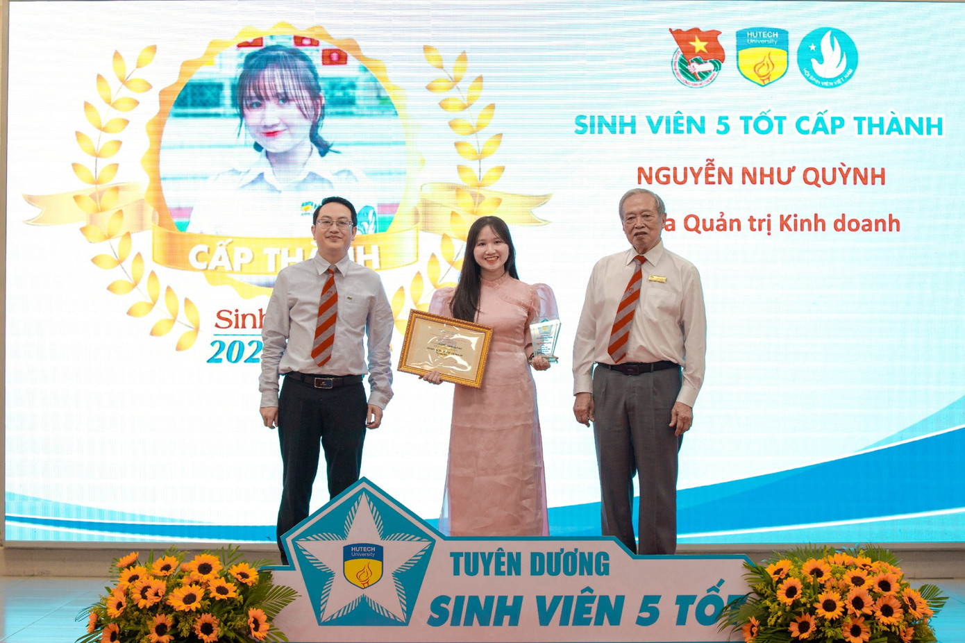 Nữ sinh không ngừng nỗ lực và phấn đấu trên hành trình chinh phục ước mơ. Nữ sinh không ngừng nỗ lực và phấn đấu trên hành trình chinh phục ước mơ.