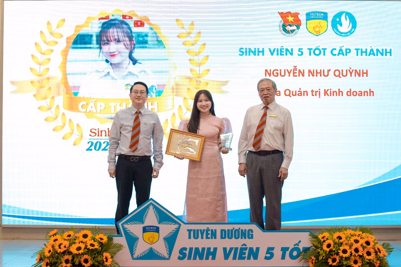 Nữ sinh không ngừng nỗ lực và phấn đấu trên hành trình chinh phục ước mơ. Nữ sinh không ngừng nỗ lực và phấn đấu trên hành trình chinh phục ước mơ.