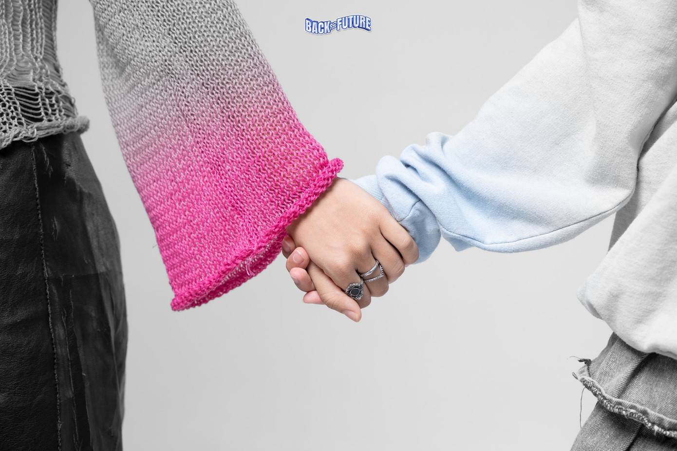 Khoảnh khắc Bellerose chấp nhận sự yếu đuối của Cyan và nắm lấy tay cô, ánh sáng tỏa ra rực rỡ quét qua, nhuộm lên những mảng màu ảm đạm thuở họ chia lối. (Ảnh BTC)