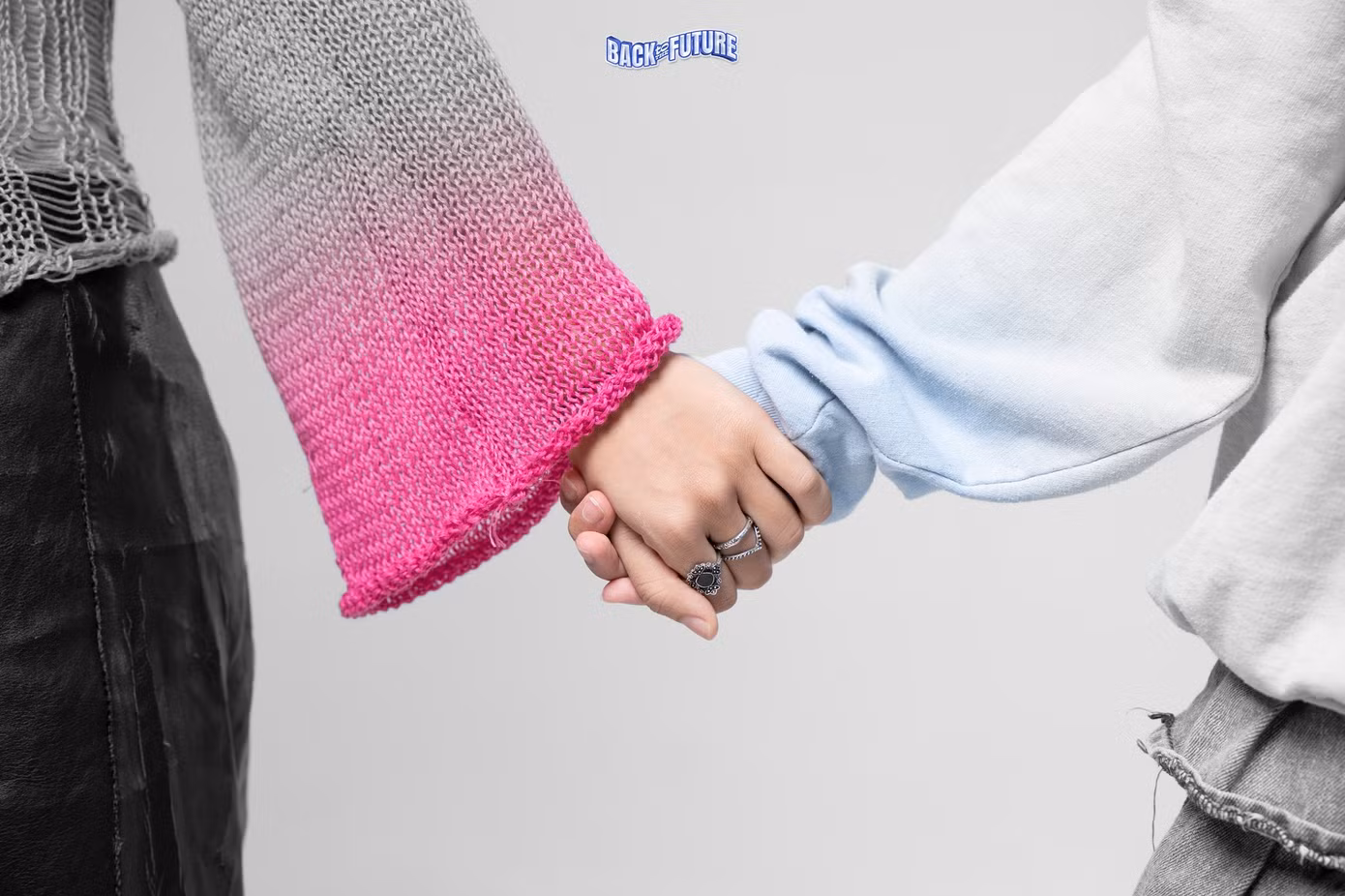 Khoảnh khắc Bellerose chấp nhận sự yếu đuối của Cyan và nắm lấy tay cô, ánh sáng tỏa ra rực rỡ quét qua, nhuộm lên những mảng màu ảm đạm thuở họ chia lối. (Ảnh BTC)