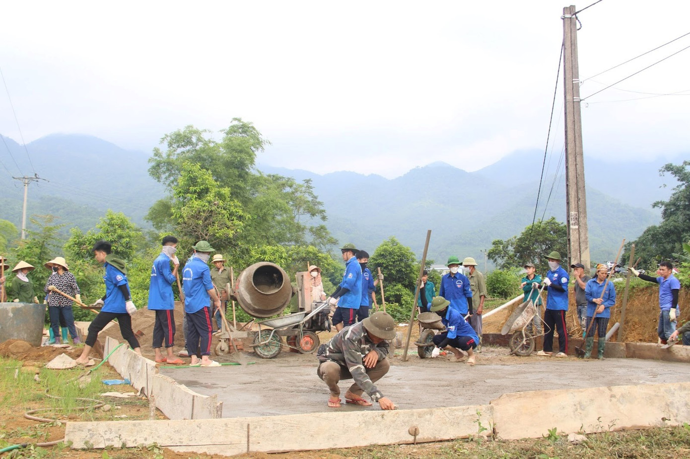 Hỗ trợ công tác đổ sân chơi bóng chuyền tại thôn Cao Lộc.