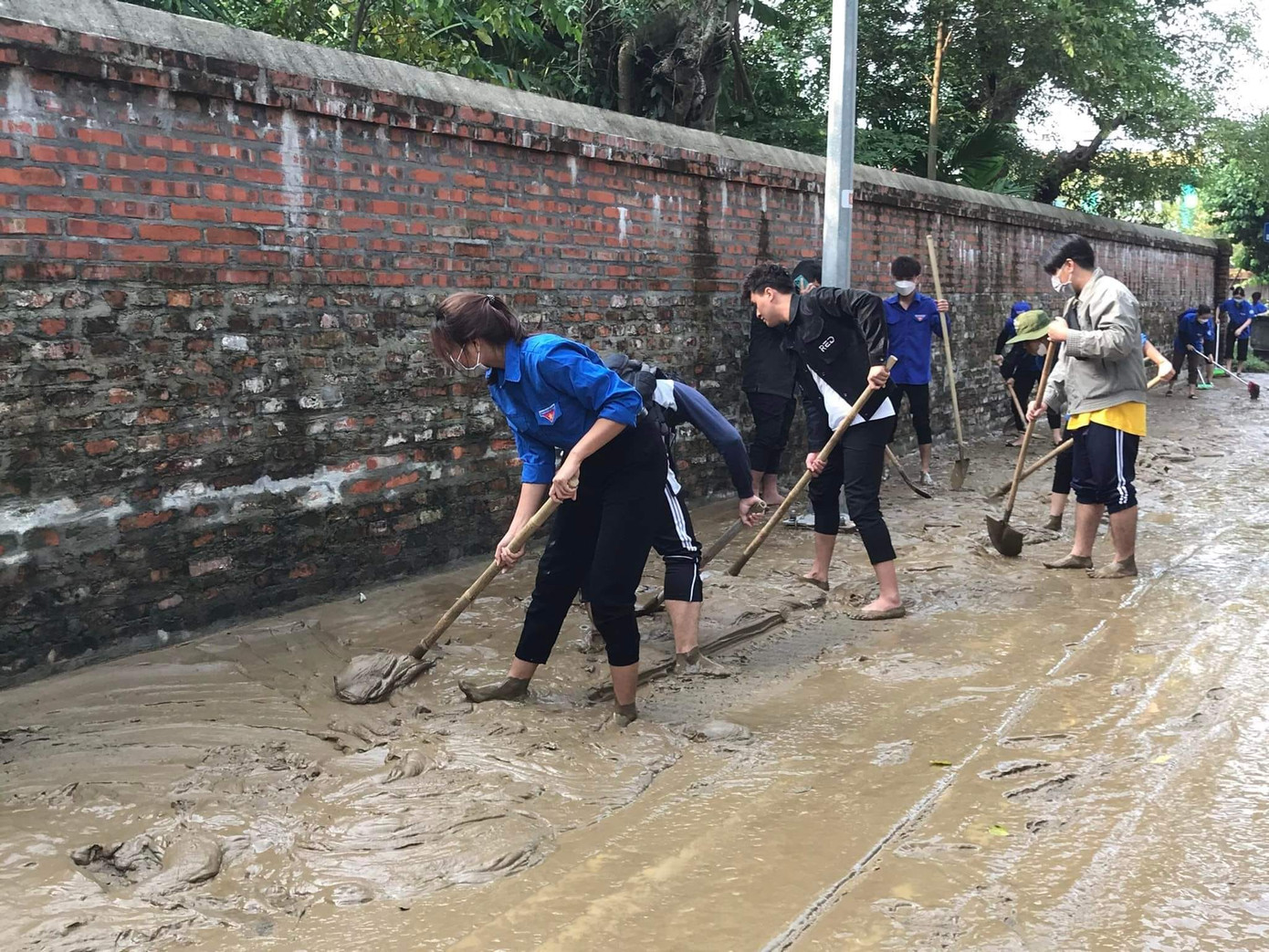 Sinh viên chung tay khắc phục ảnh hưởng của bão lũ tại Thừa Thiên Huế.