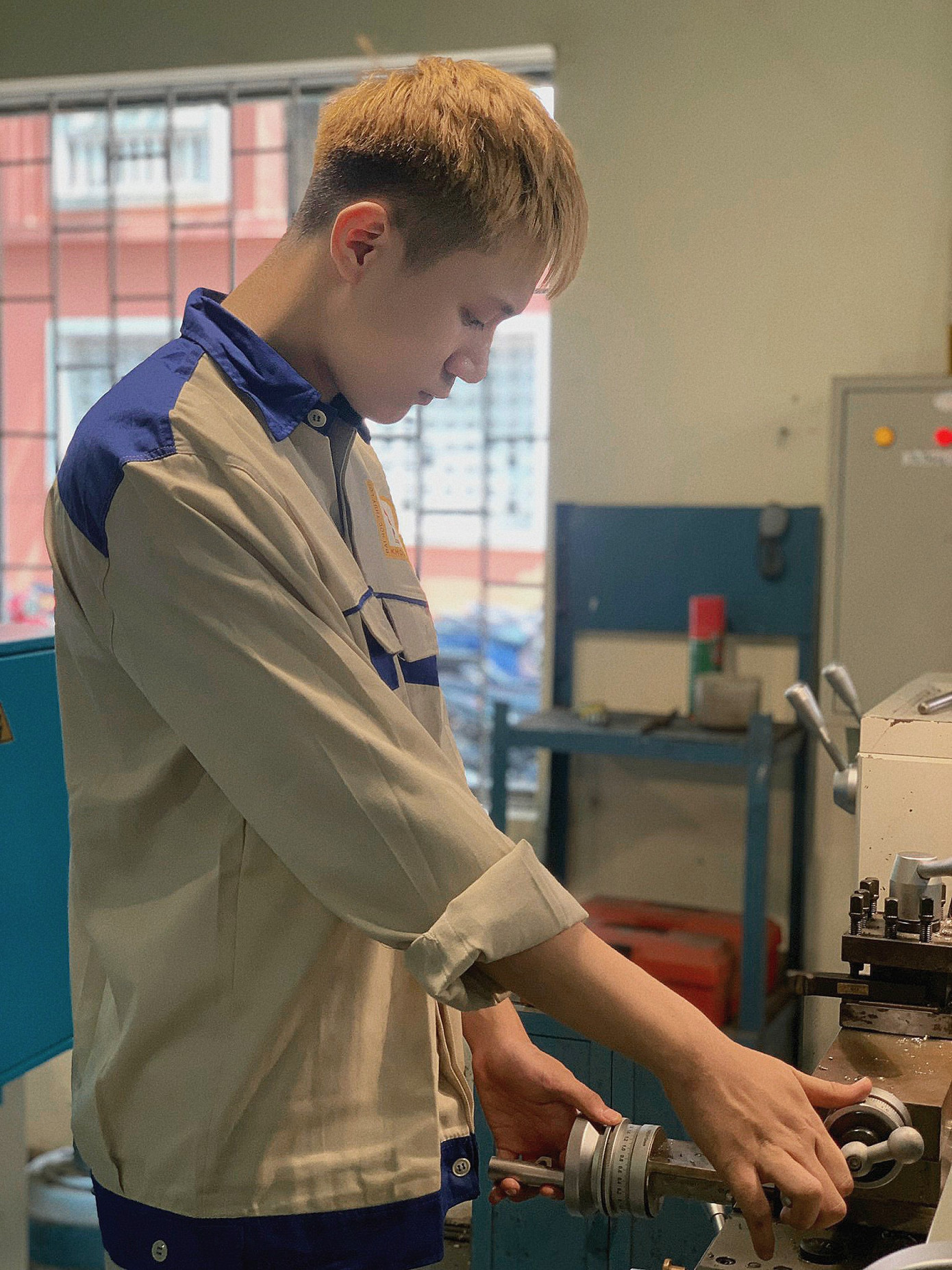 Hoàng Việt đi làm thêm từ rất sớm.