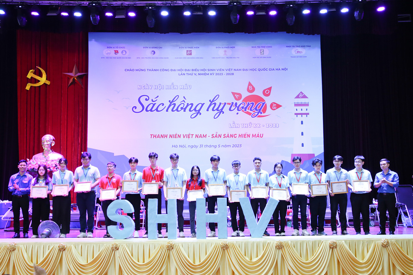 TS. Trần Cường Hưng (ngoài cùng, bên phải ảnh) – Bí thư Đoàn Thanh niên trao chứng nhận cho những tình nguyện viên có đóng góp tích cực trong công tác tuyên truyền và vận động hiến máu.