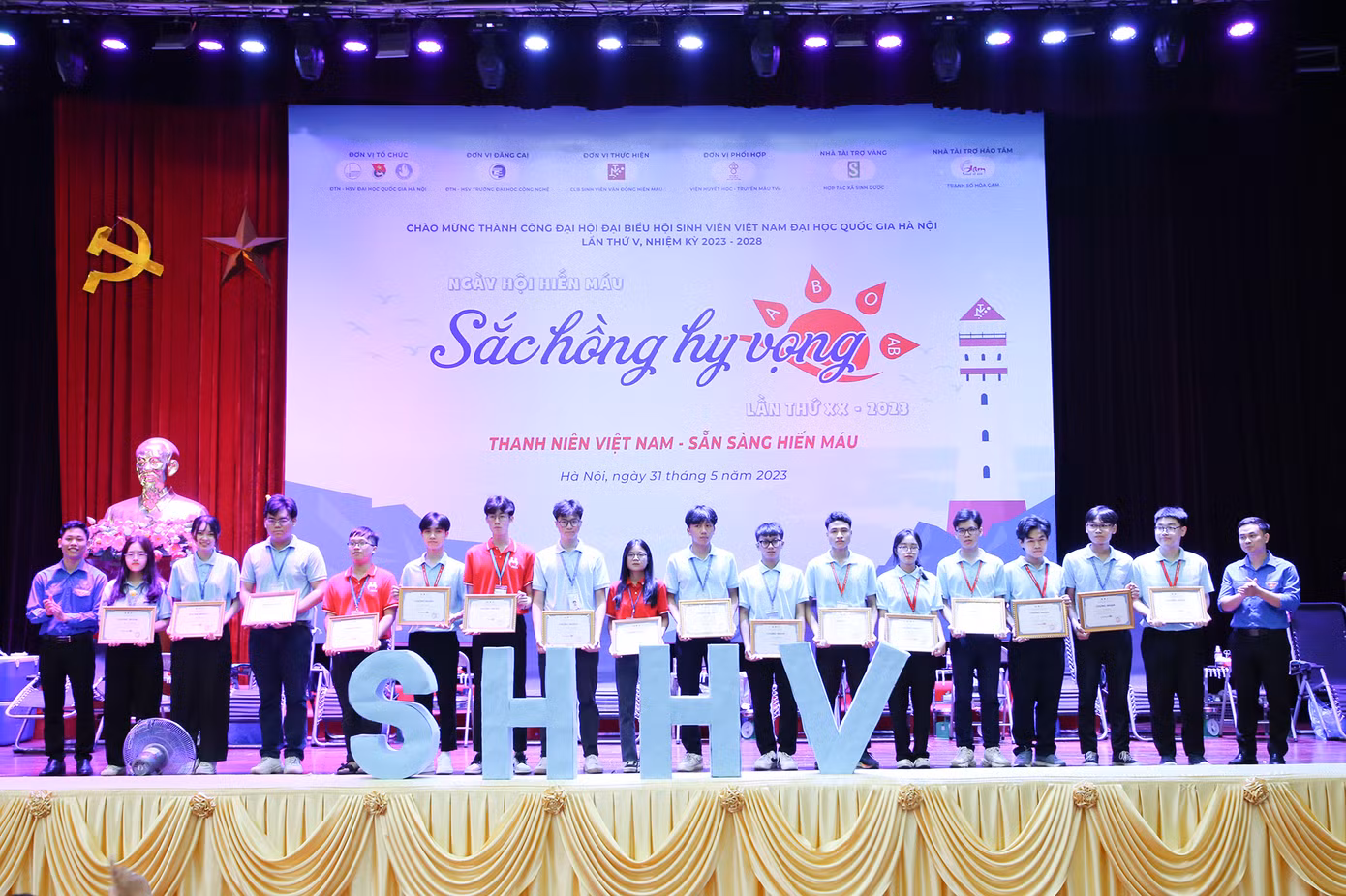 TS. Trần Cường Hưng (ngoài cùng, bên phải ảnh) – Bí thư Đoàn Thanh niên trao chứng nhận cho những tình nguyện viên có đóng góp tích cực trong công tác tuyên truyền và vận động hiến máu.