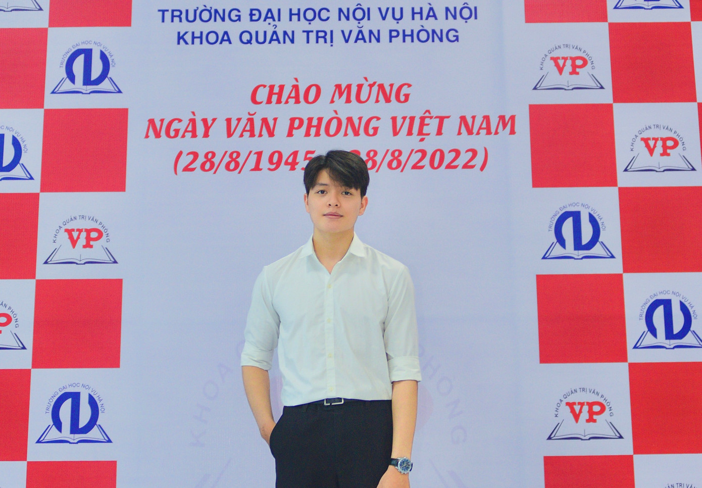 Hồng Quân cho biết để trở thành một chuyên viên văn phòng thì đầu tiên phải có sự yêu thích và đam mê thì mới có thể theo nghề và gắn bó một cách lâu dài. Hồng Quân cho biết để trở thành một chuyên viên văn phòng thì đầu tiên phải có sự yêu thích và đam mê thì mới có thể theo nghề và gắn bó một cách lâu dài.