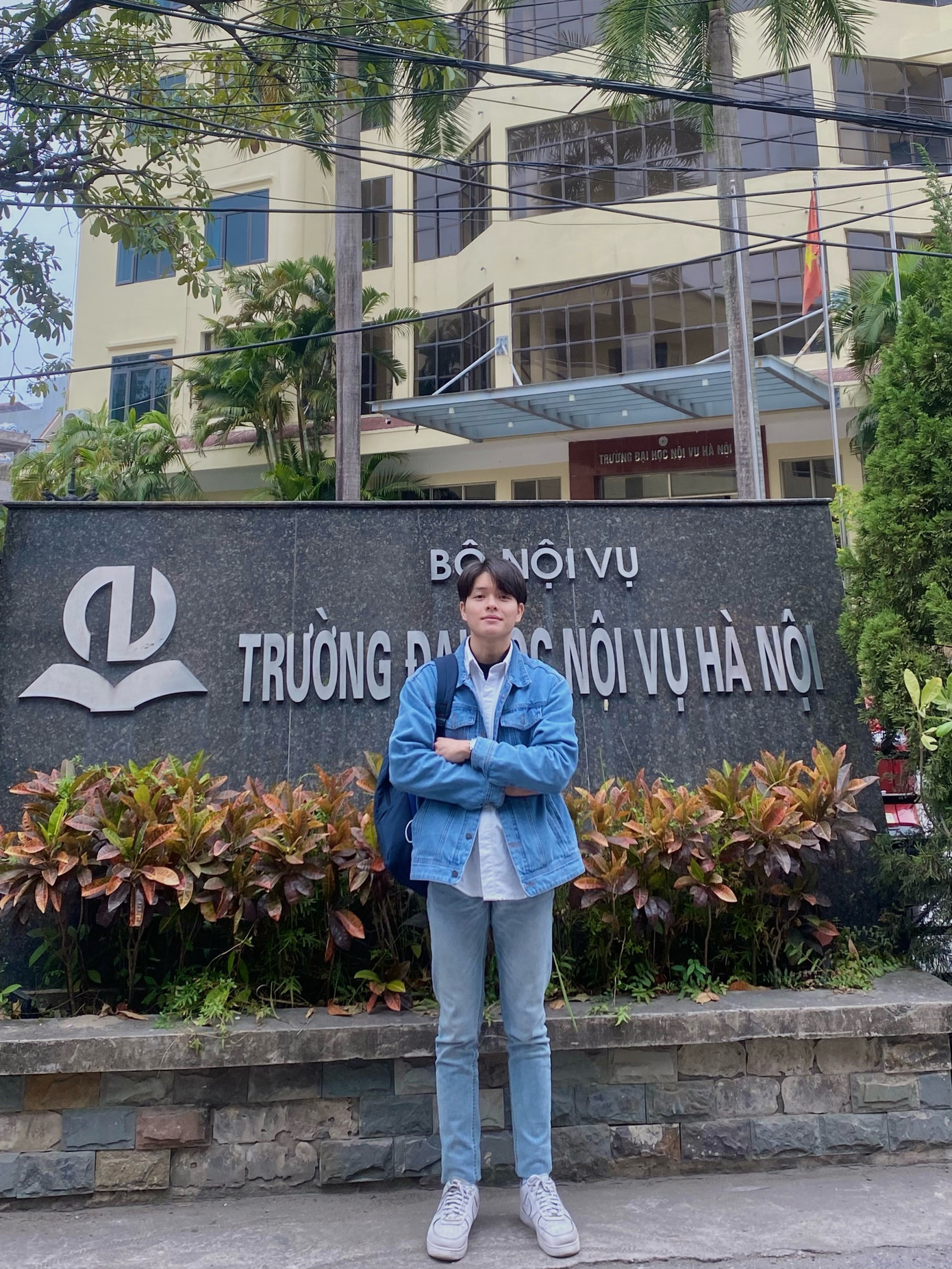 Vũ Hồng Quân sinh năm 2002, là sinh viên trường Đại học Nội vụ Hà Nội - khoa Quản trị Văn phòng. Vũ Hồng Quân sinh năm 2002, là sinh viên trường Đại học Nội vụ Hà Nội - khoa Quản trị Văn phòng.