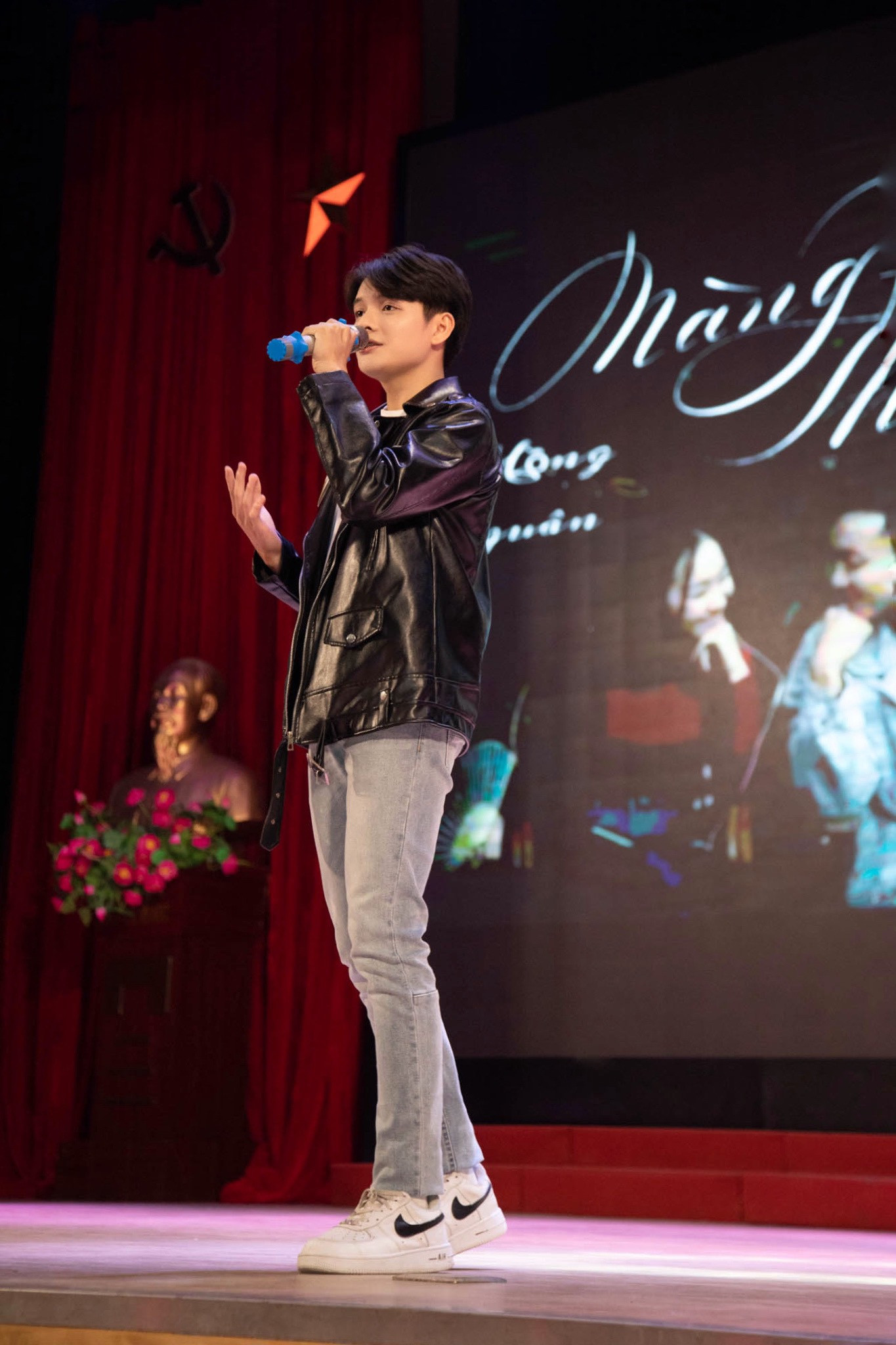 Hồng Quân vẫn hay tham gia các hoạt đông văn nghệ chung của trường. Hồng Quân vẫn hay tham gia các hoạt đông văn nghệ chung của trường.