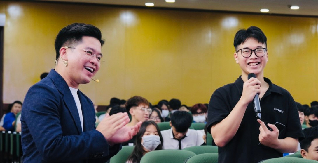 Anh Lang Công Đạt giao lưu cùng các bạn sinh viên tham gia chương trình. Anh Lang Công Đạt giao lưu cùng các bạn sinh viên tham gia chương trình.