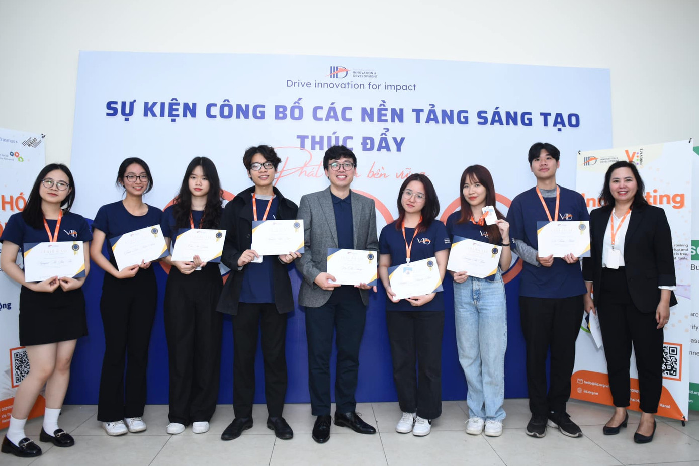 Phương Hà (thứ 3 từ phải sang) cùng PGS. TS. Trương Thị Nam Thắng (ngoài cùng bên phải) tại một sự kiện của Viện IID, tháng 3/2023. Phương Hà (thứ 3 từ phải sang) cùng PGS. TS. Trương Thị Nam Thắng (ngoài cùng bên phải) tại một sự kiện của Viện IID, tháng 3/2023.