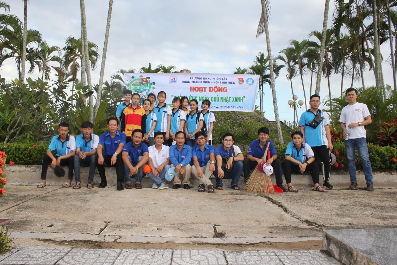 Phước Trung tham gia hoạt động tình nguyện "Hưởng ứng Ngày chủ nhật xanh". Phước Trung tham gia hoạt động tình nguyện "Hưởng ứng Ngày chủ nhật xanh".