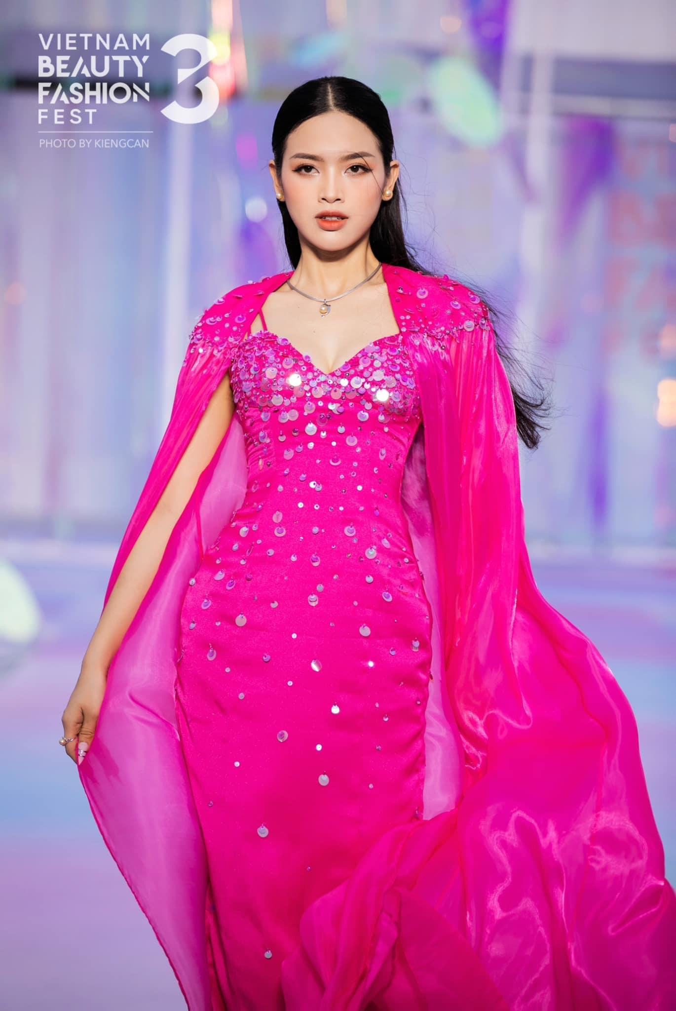 Thoa Thương thực hiện dự án “Nữ Chiến Binh Hồng” để giúp đỡ các bệnh nhân ung thư vú tại Bệnh viện Từ Dũ, Ung Bướu và Quân Y 175.