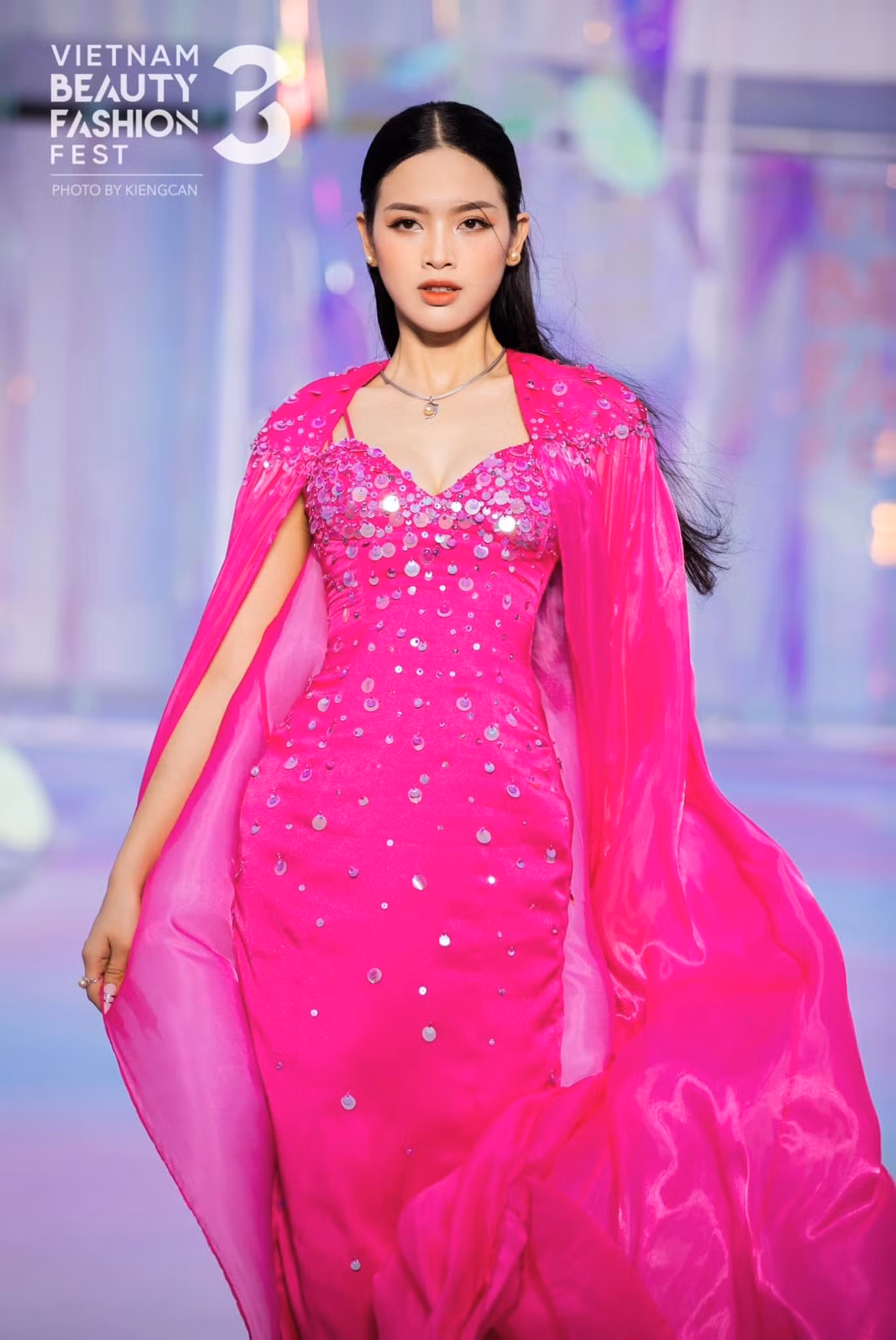 Thoa Thương thực hiện dự án “Nữ Chiến Binh Hồng” để giúp đỡ các bệnh nhân ung thư vú tại Bệnh viện Từ Dũ, Ung Bướu và Quân Y 175.