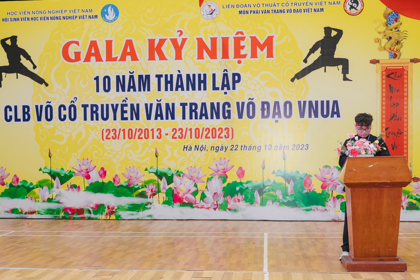 Đồng chí Bùi Văn Quyền - Chủ nhiệm Câu lạc bộ Văn trang võ đạo trình bày diễn văn kỷ niệm 10 năm thành lập. Đồng chí Bùi Văn Quyền - Chủ nhiệm Câu lạc bộ Văn trang võ đạo trình bày diễn văn kỷ niệm 10 năm thành lập.