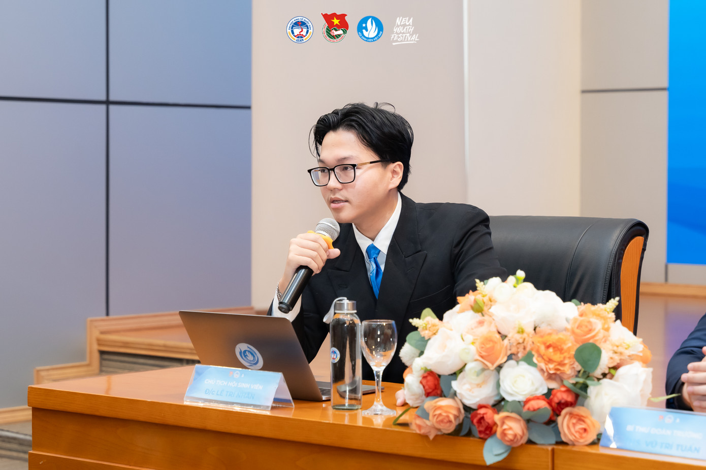 Anh Lê Trí Nhân - Chủ tịch Hội Sinh viên Việt Nam trường Đại học Kinh tế Quốc dân trả lời các câu hỏi đến từ những đơn vị Báo chí, Doanh nghiệp tham dự họp báo.